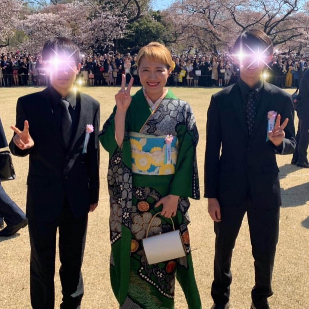 宇治田みのるさんのインスタグラム写真 - (宇治田みのるInstagram)「平成最後の内閣・桜を見る会🌸 毎年家族でお招き頂いてます🙇‍♂️ 元サッカー日本代表フォワード 丸山桂里奈さんと次男の会話がウケました🤣  丸山さん「で、ポジションどこやってるの？フォワード？」 次男 「いえ、中盤です！」 丸山さん 「あぁ〜…中盤って顔してるわ…」 次男 「………(^◇^;)」 写真をスワイプ→ “中盤”の顔を全てお見せ出来ないのが残念です😅  #内閣 #桜を見る会 #丸山桂里奈 さん #元日本代表 #なでしこジャパン #soccer #football #midfielder #volante #中盤な顔 www #松田千奈」4月13日 21時29分 - djminoru.u