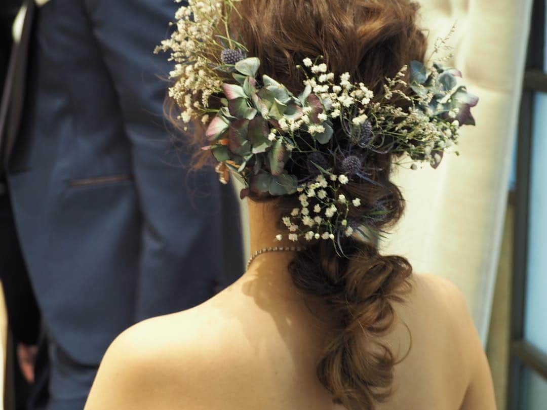 yu nakamura ヘアアレンジ hairarrangeのインスタグラム：「可愛い後輩、にしこの結婚式💒♡ 彼女が入社したての頃も今も変わらず素直で笑顔が可愛い子。 店舗は変わっても何かしら、お二人とは繋がりがあり今回ヘアを担当させて頂きました。 信頼してお任せしてくれた事、本当に嬉しく思う。 美容師やってて良かったって思う瞬間✨ こちらこそ!!!本当にありがとう😊 たくみ&にしこ お幸せに♡  #ウエディングヘア#ヘアアレンジ#パームガーデン#weddingdress#wedding#ヘッドドレス#ドライフラワー#かすみそう#dress#一宮市#一宮 #のまさん#泣きすぎ#まどちゃん#泣きすぎ#賑やかな席」