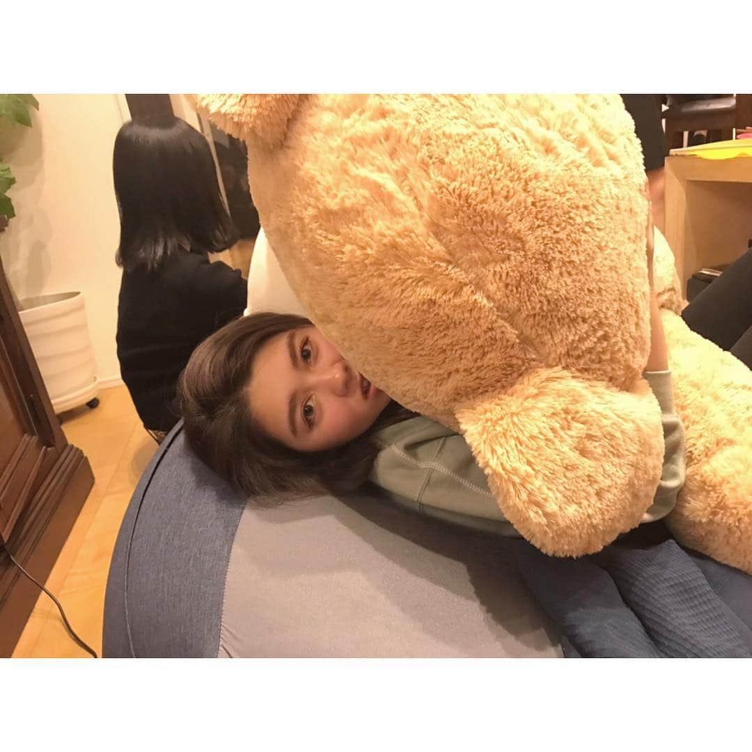 メロディー・チューバックさんのインスタグラム写真 - (メロディー・チューバックInstagram)「オシツブサレタイ願望🐻  #せっかく巨大くまたんと戯れてたのに #隠しきれなかった右の缶」4月13日 21時23分 - melodychubak