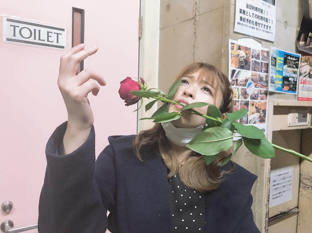 プー・ルイさんのインスタグラム写真 - (プー・ルイInstagram)「やぁ、ツアー名古屋でした 楽しかったよー！ お花が届いてたので 薔薇をくわえたぜ🌹  #薔薇 #食べる #タキシード仮面」4月13日 21時25分 - pour_lui0820