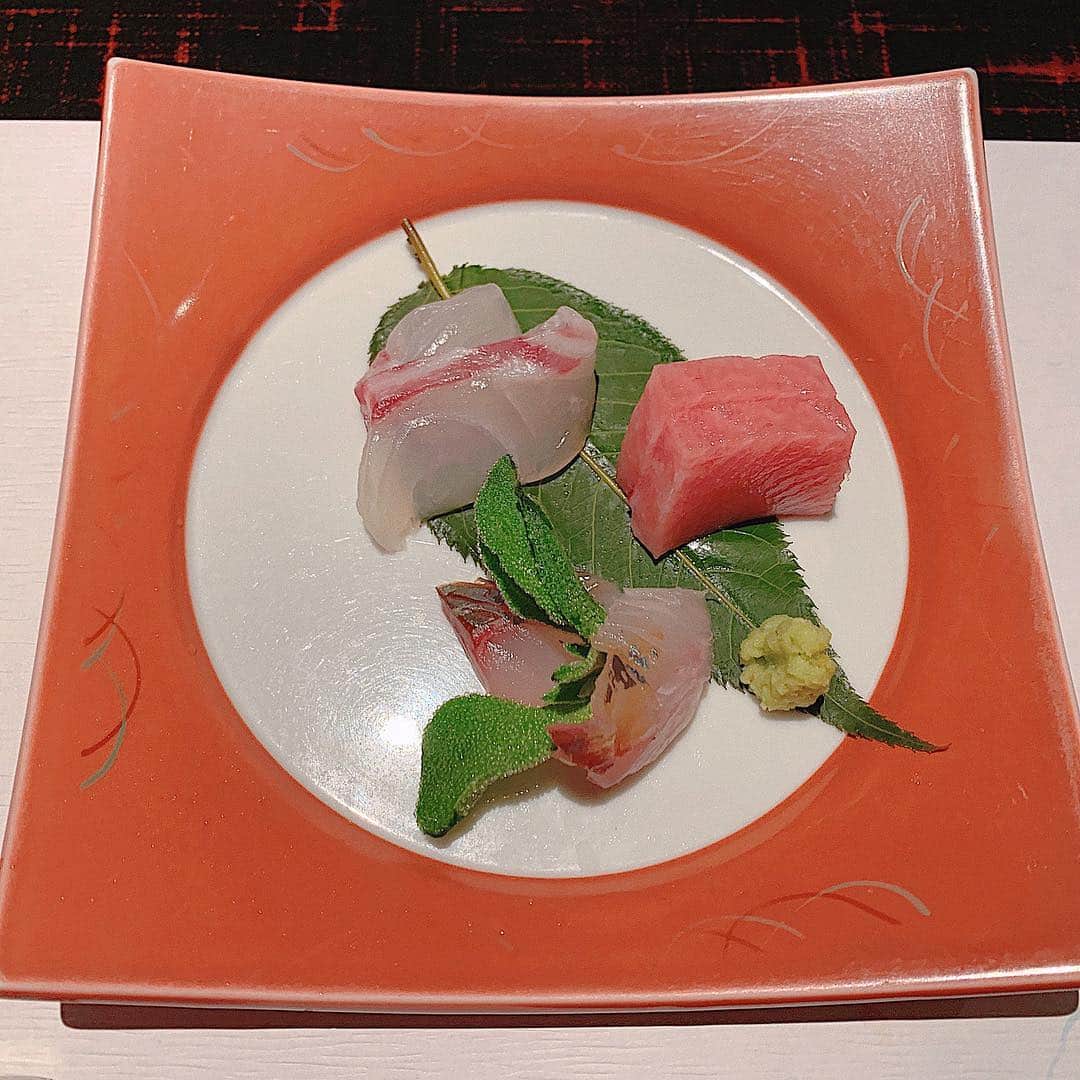 鈴木芳奈さんのインスタグラム写真 - (鈴木芳奈Instagram)「観劇してからのお食事☺︎✨ 素敵なお料理いただいて満足🌸 雰囲気もいいし、お皿たちもすてき。 舞台はお写真もらってから載せるよ〜☺︎ #観劇 #銀座左近太郎」4月13日 21時25分 - tachibana_kanna