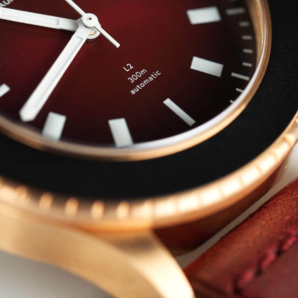 Maurice De Mauriac Zurichさんのインスタグラム写真 - (Maurice De Mauriac ZurichInstagram)「DETAILS - THE L2 BRONZE DEEP RED  design by Fabian Schwaerzler  Automatic Swiss movement (ETA-28.24-2) all bronze case| Ø 42 mm closed back sapphire crystal with anti-reflective treatment on both sides Red Shell Cordovan leather Strap Water resistant: 300 meters #mauricedemauriac #bronze #l2 #deepred #swisswatch #watchesofinstagram」4月13日 21時38分 - mauricedemauriac