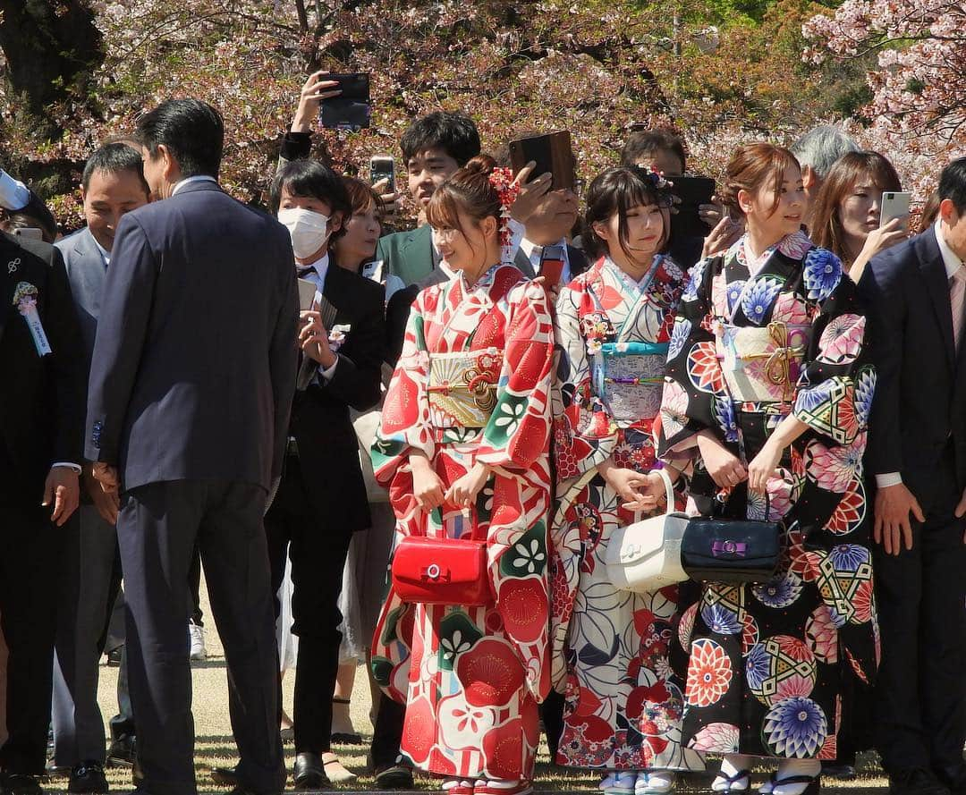 重盛さと美さんのインスタグラム写真 - (重盛さと美Instagram)「🌸🌸#桜を見る会 🌸🌸🌸 お天気もよく楽しい素敵な時間でしたっ✨ お着物は一式、 @vasara_shinjuku さんです🍡🌸 #VASARA#着物#振袖#新宿御苑#桜#さくら」4月13日 21時32分 - satomi_shigemori