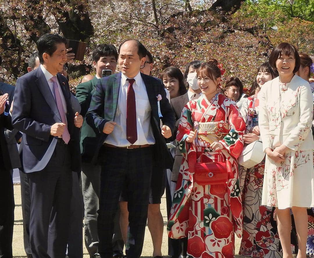 重盛さと美さんのインスタグラム写真 - (重盛さと美Instagram)「🌸🌸#桜を見る会 🌸🌸🌸 お天気もよく楽しい素敵な時間でしたっ✨ お着物は一式、 @vasara_shinjuku さんです🍡🌸 #VASARA#着物#振袖#新宿御苑#桜#さくら」4月13日 21時32分 - satomi_shigemori