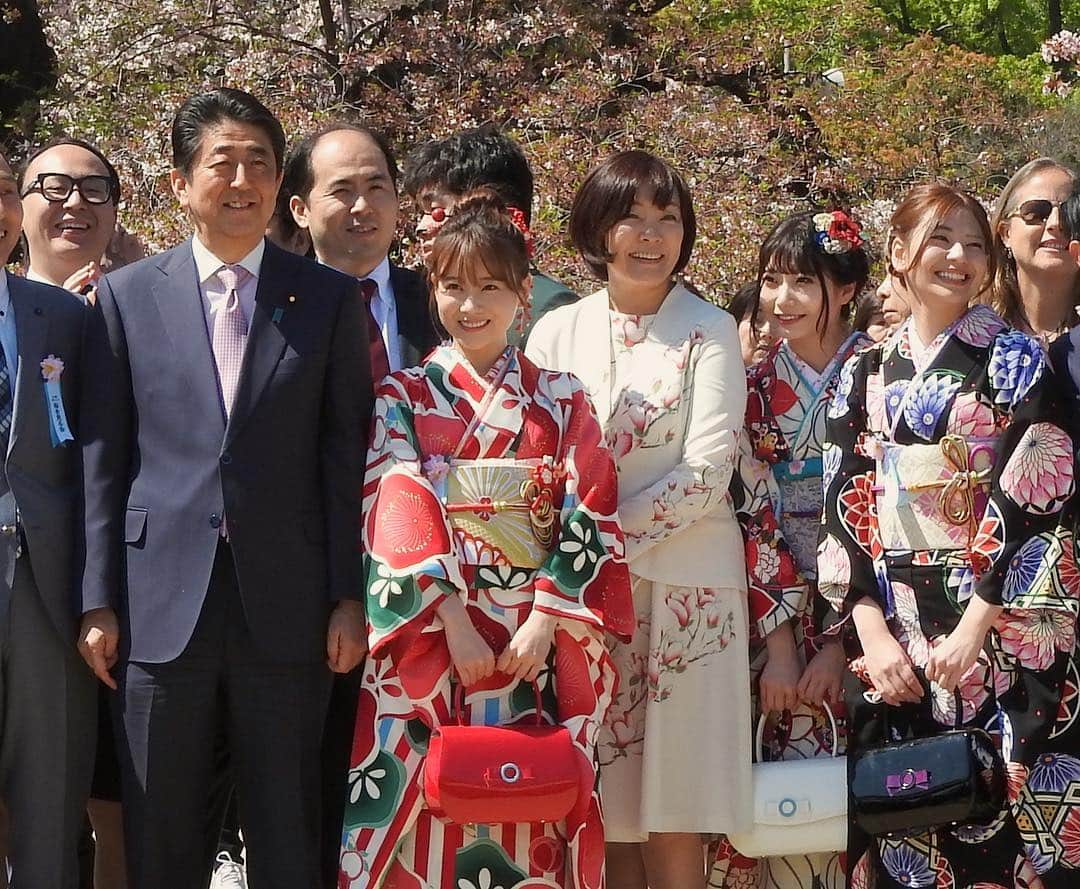 重盛さと美さんのインスタグラム写真 - (重盛さと美Instagram)「🌸🌸#桜を見る会 🌸🌸🌸 お天気もよく楽しい素敵な時間でしたっ✨ お着物は一式、 @vasara_shinjuku さんです🍡🌸 #VASARA#着物#振袖#新宿御苑#桜#さくら」4月13日 21時32分 - satomi_shigemori