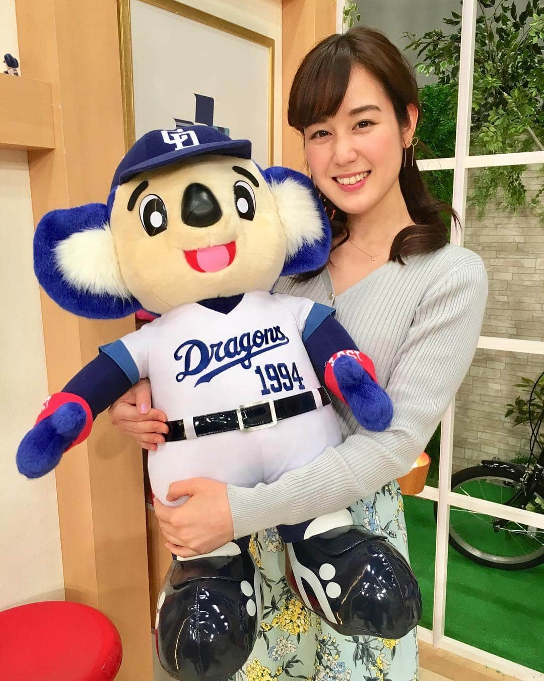 宮武紗里さんのインスタグラム写真 - (宮武紗里Instagram)「. ドラゴンズ、3年ぶりの貯金です✨✨ . 京田選手、堂上選手の満塁HRも最高でした⚾️ . . さて、「ドラHOT +」は2013年にリニューアルしてから300回目の放送でした🌸 記念にみんなで300ポーズ✨ 見えますか...？？ . . 明日も勝って4連勝といきたいですね！！ . . #ドラゴンズ #勝利 #ドラHOT + #峰竜太 さん #山崎武司 さん #東海テレビ #アナウンサー #宮武紗里」4月13日 21時34分 - sari_miyatake