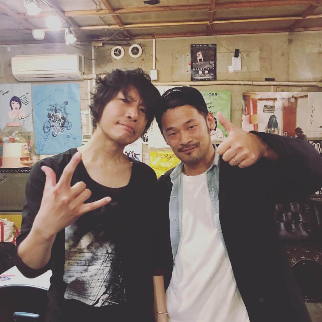 石川龍のインスタグラム：「LUNKHEADの男限定ライブ @ 下北沢ガレージに参戦してきました。 前日に小高から、僕の作った曲（作詞した曲も）たくさんやるよー、と連絡もらってたんだけど、マジでたくさんやってくれて、なんだかお腹いっぱいですw  きょう演奏された、「僕らの背中と太陽と」という曲、僕にとってもとても大切な曲ですが、殊更、沁みました。 39歳、お互い、良い歳の重ね方、しような。」