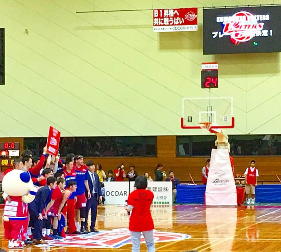 林田雪菜さんのインスタグラム写真 - (林田雪菜Instagram)「熊本ヴォルターズ🏀 2年連続プレーオフ進出決定おめでとうございます✨ いやー、行ってよかった☺️💪 ぼるたんガールズの皆と☺️💕 一緒にチアを披露したホーム開幕戦から7ヶ月経ってあっという間に明日はホーム最終戦！ いつも会場を盛り上げている姿を見て親心のような気持ちで応援していました💕明日も頑張ってね☺️✨ 明日はぼるたんガールズのオープニングショーを見るために13:17頃には行かなきゃ💪✨ #熊本ヴォルターズ#ぼるたんガールズ#2年連続プレーオフ進出#2年連続その瞬間に立ち会えた👏#集合写真横向きで撮れないと思ってたけど#運良くボードをこっちに向けてくれました✨#ありがとうございます🙏#あとは西地区優勝#プレーオフホーム開催目指して#全力で応援✨#一緒にB1行きましょう✨」4月13日 21時34分 - hayashidayukina