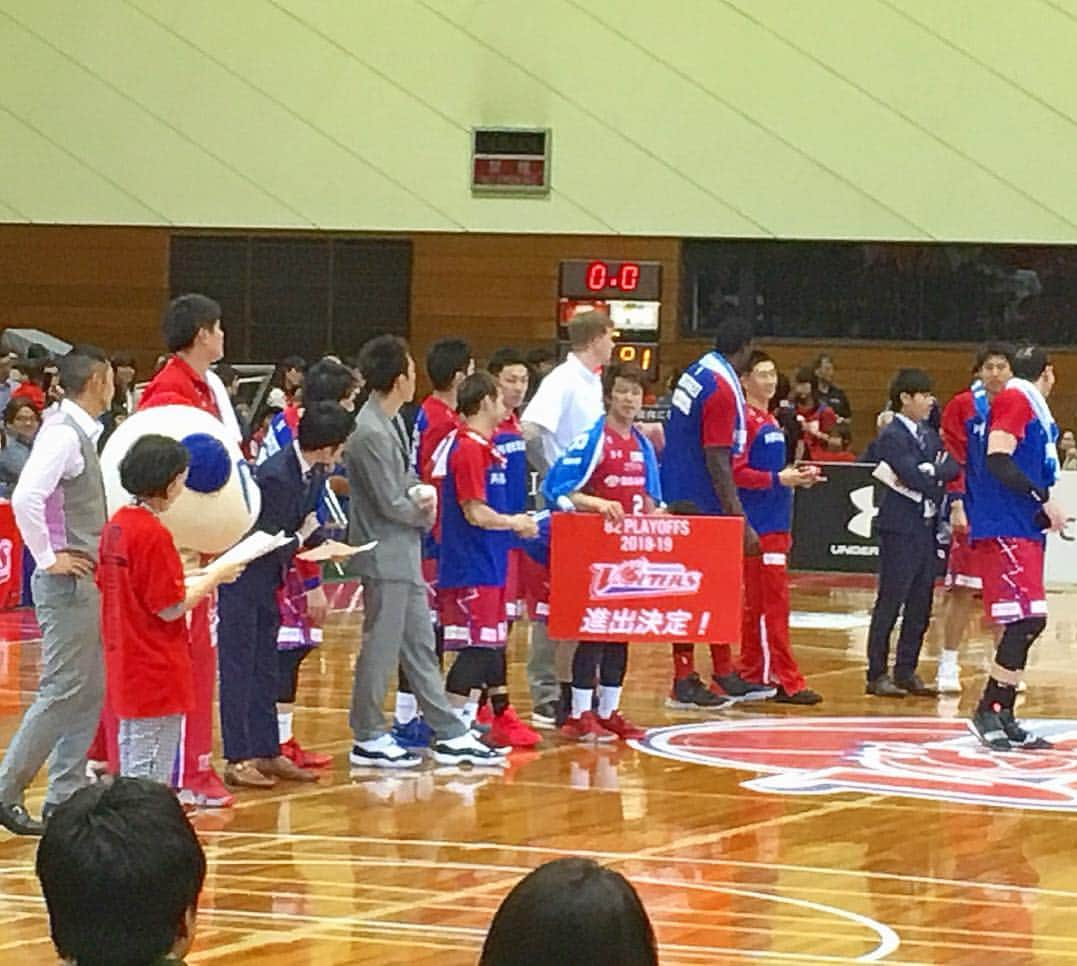 林田雪菜さんのインスタグラム写真 - (林田雪菜Instagram)「熊本ヴォルターズ🏀 2年連続プレーオフ進出決定おめでとうございます✨ いやー、行ってよかった☺️💪 ぼるたんガールズの皆と☺️💕 一緒にチアを披露したホーム開幕戦から7ヶ月経ってあっという間に明日はホーム最終戦！ いつも会場を盛り上げている姿を見て親心のような気持ちで応援していました💕明日も頑張ってね☺️✨ 明日はぼるたんガールズのオープニングショーを見るために13:17頃には行かなきゃ💪✨ #熊本ヴォルターズ#ぼるたんガールズ#2年連続プレーオフ進出#2年連続その瞬間に立ち会えた👏#集合写真横向きで撮れないと思ってたけど#運良くボードをこっちに向けてくれました✨#ありがとうございます🙏#あとは西地区優勝#プレーオフホーム開催目指して#全力で応援✨#一緒にB1行きましょう✨」4月13日 21時34分 - hayashidayukina