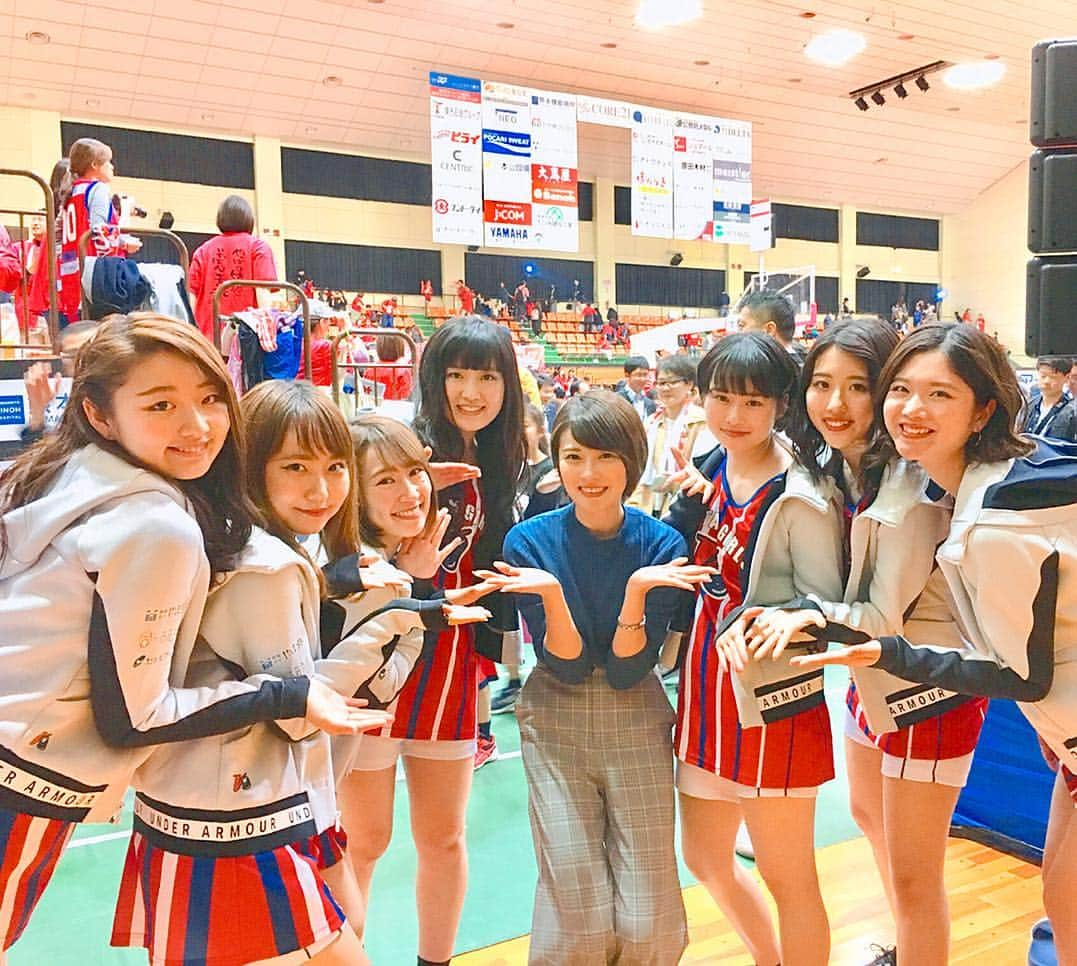 林田雪菜さんのインスタグラム写真 - (林田雪菜Instagram)「熊本ヴォルターズ🏀 2年連続プレーオフ進出決定おめでとうございます✨ いやー、行ってよかった☺️💪 ぼるたんガールズの皆と☺️💕 一緒にチアを披露したホーム開幕戦から7ヶ月経ってあっという間に明日はホーム最終戦！ いつも会場を盛り上げている姿を見て親心のような気持ちで応援していました💕明日も頑張ってね☺️✨ 明日はぼるたんガールズのオープニングショーを見るために13:17頃には行かなきゃ💪✨ #熊本ヴォルターズ#ぼるたんガールズ#2年連続プレーオフ進出#2年連続その瞬間に立ち会えた👏#集合写真横向きで撮れないと思ってたけど#運良くボードをこっちに向けてくれました✨#ありがとうございます🙏#あとは西地区優勝#プレーオフホーム開催目指して#全力で応援✨#一緒にB1行きましょう✨」4月13日 21時34分 - hayashidayukina