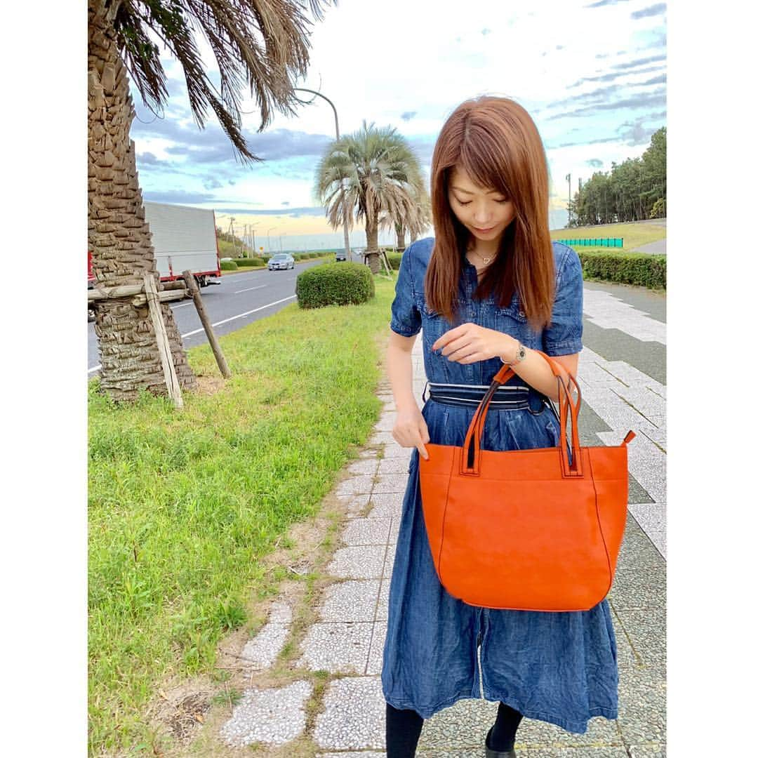 織田千穂さんのインスタグラム写真 - (織田千穂Instagram)「お気に入りの＆plusのオレンジバック👜🧡 この色味も凄くお気に入りで パーソナルカラーのオレンジ🍊🧡なので 持っててテンション上がります💕 * シンプルですっきりとしたデザインなので デイリーでもフォーマルでも使えるし👌 どんなコーデにも合わせやすくて 使いやすいのも嬉しいポイント🧡✨ * 持ち手部分がハンドルの様になってるので とても持ちやすいしすごく軽い♡\( ¨̮ )‼️ 更にバッグインバッグ付で 取り外し可能なショルダベルトが有り ショルダーバッグとしても使えるので💕 幅広いアレンジが可能です🎶 * 私は常時ショルダベルト付けたままで👜 持ち歩いていて💡 ショルダーバッグには財布👛や携帯電話📱 貴重品やリップなどを入れていて クロークで荷物を預ける時でも ショルダー👜だけを持ち歩けるので 入れ替えたり小さいバッグを別で 持たなくていいのでとっても便利d('∀'*)🧡‼️ * とにかく大容量入るし 収納が沢山分かれていて チャック付きやポケットが複数あるので 中身が整理しやすくて助かってます🧡 私はパーソナルカラーのオレンジ🧡ですが レッド❤️ブラック💙グレーと4色展開だよ💗 ✼••┈┈┈┈┈┈┈┈┈┈┈┈┈┈┈┈••✼ #＆plus #andplus #アンドプラス #bag #バッグ #カバン #2wayバッグ #ショルダーバッグ #トートバック #バッグインバッグ #firano #フィラノ #通勤バッグ #a4サイズ #軽量バッグ #orange #ootd #fashion #outfit #cordinate #style #instafashion #code #outfitoftheday #l4l #コーディネート #ファッション #ワンピコーデ #ロングスカート #おしゃれ好きな人と繋がりたい ✼••┈┈┈┈┈┈┈┈┈┈┈┈┈┈┈┈••✼」4月13日 21時36分 - chihoda