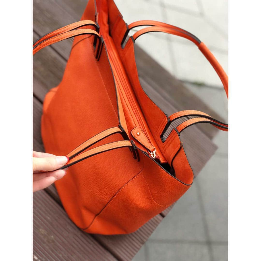 織田千穂さんのインスタグラム写真 - (織田千穂Instagram)「お気に入りの＆plusのオレンジバック👜🧡 この色味も凄くお気に入りで パーソナルカラーのオレンジ🍊🧡なので 持っててテンション上がります💕 * シンプルですっきりとしたデザインなので デイリーでもフォーマルでも使えるし👌 どんなコーデにも合わせやすくて 使いやすいのも嬉しいポイント🧡✨ * 持ち手部分がハンドルの様になってるので とても持ちやすいしすごく軽い♡\( ¨̮ )‼️ 更にバッグインバッグ付で 取り外し可能なショルダベルトが有り ショルダーバッグとしても使えるので💕 幅広いアレンジが可能です🎶 * 私は常時ショルダベルト付けたままで👜 持ち歩いていて💡 ショルダーバッグには財布👛や携帯電話📱 貴重品やリップなどを入れていて クロークで荷物を預ける時でも ショルダー👜だけを持ち歩けるので 入れ替えたり小さいバッグを別で 持たなくていいのでとっても便利d('∀'*)🧡‼️ * とにかく大容量入るし 収納が沢山分かれていて チャック付きやポケットが複数あるので 中身が整理しやすくて助かってます🧡 私はパーソナルカラーのオレンジ🧡ですが レッド❤️ブラック💙グレーと4色展開だよ💗 ✼••┈┈┈┈┈┈┈┈┈┈┈┈┈┈┈┈••✼ #＆plus #andplus #アンドプラス #bag #バッグ #カバン #2wayバッグ #ショルダーバッグ #トートバック #バッグインバッグ #firano #フィラノ #通勤バッグ #a4サイズ #軽量バッグ #orange #ootd #fashion #outfit #cordinate #style #instafashion #code #outfitoftheday #l4l #コーディネート #ファッション #ワンピコーデ #ロングスカート #おしゃれ好きな人と繋がりたい ✼••┈┈┈┈┈┈┈┈┈┈┈┈┈┈┈┈••✼」4月13日 21時36分 - chihoda