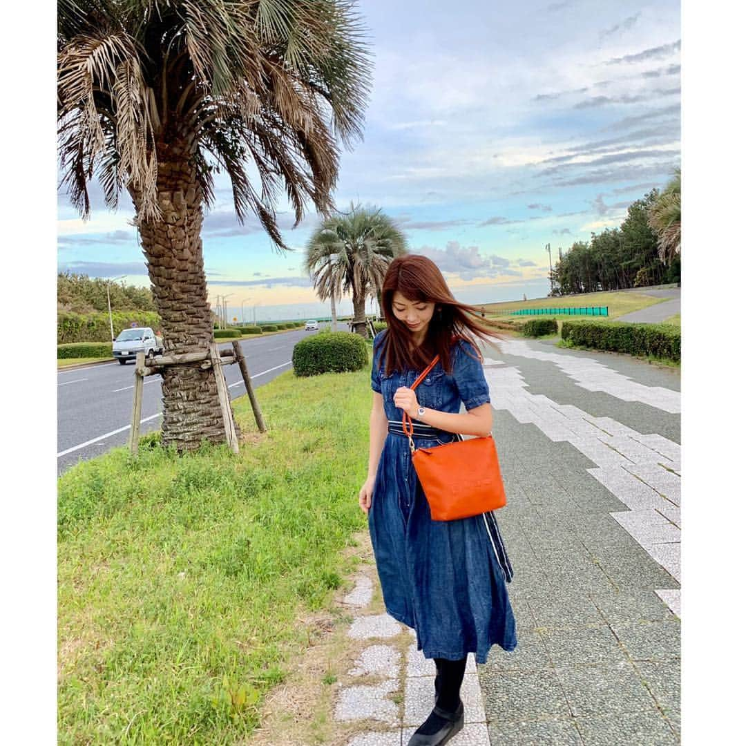 織田千穂さんのインスタグラム写真 - (織田千穂Instagram)「お気に入りの＆plusのオレンジバック👜🧡 この色味も凄くお気に入りで パーソナルカラーのオレンジ🍊🧡なので 持っててテンション上がります💕 * シンプルですっきりとしたデザインなので デイリーでもフォーマルでも使えるし👌 どんなコーデにも合わせやすくて 使いやすいのも嬉しいポイント🧡✨ * 持ち手部分がハンドルの様になってるので とても持ちやすいしすごく軽い♡\( ¨̮ )‼️ 更にバッグインバッグ付で 取り外し可能なショルダベルトが有り ショルダーバッグとしても使えるので💕 幅広いアレンジが可能です🎶 * 私は常時ショルダベルト付けたままで👜 持ち歩いていて💡 ショルダーバッグには財布👛や携帯電話📱 貴重品やリップなどを入れていて クロークで荷物を預ける時でも ショルダー👜だけを持ち歩けるので 入れ替えたり小さいバッグを別で 持たなくていいのでとっても便利d('∀'*)🧡‼️ * とにかく大容量入るし 収納が沢山分かれていて チャック付きやポケットが複数あるので 中身が整理しやすくて助かってます🧡 私はパーソナルカラーのオレンジ🧡ですが レッド❤️ブラック💙グレーと4色展開だよ💗 ✼••┈┈┈┈┈┈┈┈┈┈┈┈┈┈┈┈••✼ #＆plus #andplus #アンドプラス #bag #バッグ #カバン #2wayバッグ #ショルダーバッグ #トートバック #バッグインバッグ #firano #フィラノ #通勤バッグ #a4サイズ #軽量バッグ #orange #ootd #fashion #outfit #cordinate #style #instafashion #code #outfitoftheday #l4l #コーディネート #ファッション #ワンピコーデ #ロングスカート #おしゃれ好きな人と繋がりたい ✼••┈┈┈┈┈┈┈┈┈┈┈┈┈┈┈┈••✼」4月13日 21時36分 - chihoda