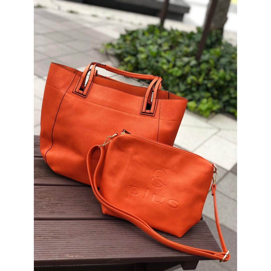 織田千穂さんのインスタグラム写真 - (織田千穂Instagram)「お気に入りの＆plusのオレンジバック👜🧡 この色味も凄くお気に入りで パーソナルカラーのオレンジ🍊🧡なので 持っててテンション上がります💕 * シンプルですっきりとしたデザインなので デイリーでもフォーマルでも使えるし👌 どんなコーデにも合わせやすくて 使いやすいのも嬉しいポイント🧡✨ * 持ち手部分がハンドルの様になってるので とても持ちやすいしすごく軽い♡\( ¨̮ )‼️ 更にバッグインバッグ付で 取り外し可能なショルダベルトが有り ショルダーバッグとしても使えるので💕 幅広いアレンジが可能です🎶 * 私は常時ショルダベルト付けたままで👜 持ち歩いていて💡 ショルダーバッグには財布👛や携帯電話📱 貴重品やリップなどを入れていて クロークで荷物を預ける時でも ショルダー👜だけを持ち歩けるので 入れ替えたり小さいバッグを別で 持たなくていいのでとっても便利d('∀'*)🧡‼️ * とにかく大容量入るし 収納が沢山分かれていて チャック付きやポケットが複数あるので 中身が整理しやすくて助かってます🧡 私はパーソナルカラーのオレンジ🧡ですが レッド❤️ブラック💙グレーと4色展開だよ💗 ✼••┈┈┈┈┈┈┈┈┈┈┈┈┈┈┈┈••✼ #＆plus #andplus #アンドプラス #bag #バッグ #カバン #2wayバッグ #ショルダーバッグ #トートバック #バッグインバッグ #firano #フィラノ #通勤バッグ #a4サイズ #軽量バッグ #orange #ootd #fashion #outfit #cordinate #style #instafashion #code #outfitoftheday #l4l #コーディネート #ファッション #ワンピコーデ #ロングスカート #おしゃれ好きな人と繋がりたい ✼••┈┈┈┈┈┈┈┈┈┈┈┈┈┈┈┈••✼」4月13日 21時36分 - chihoda