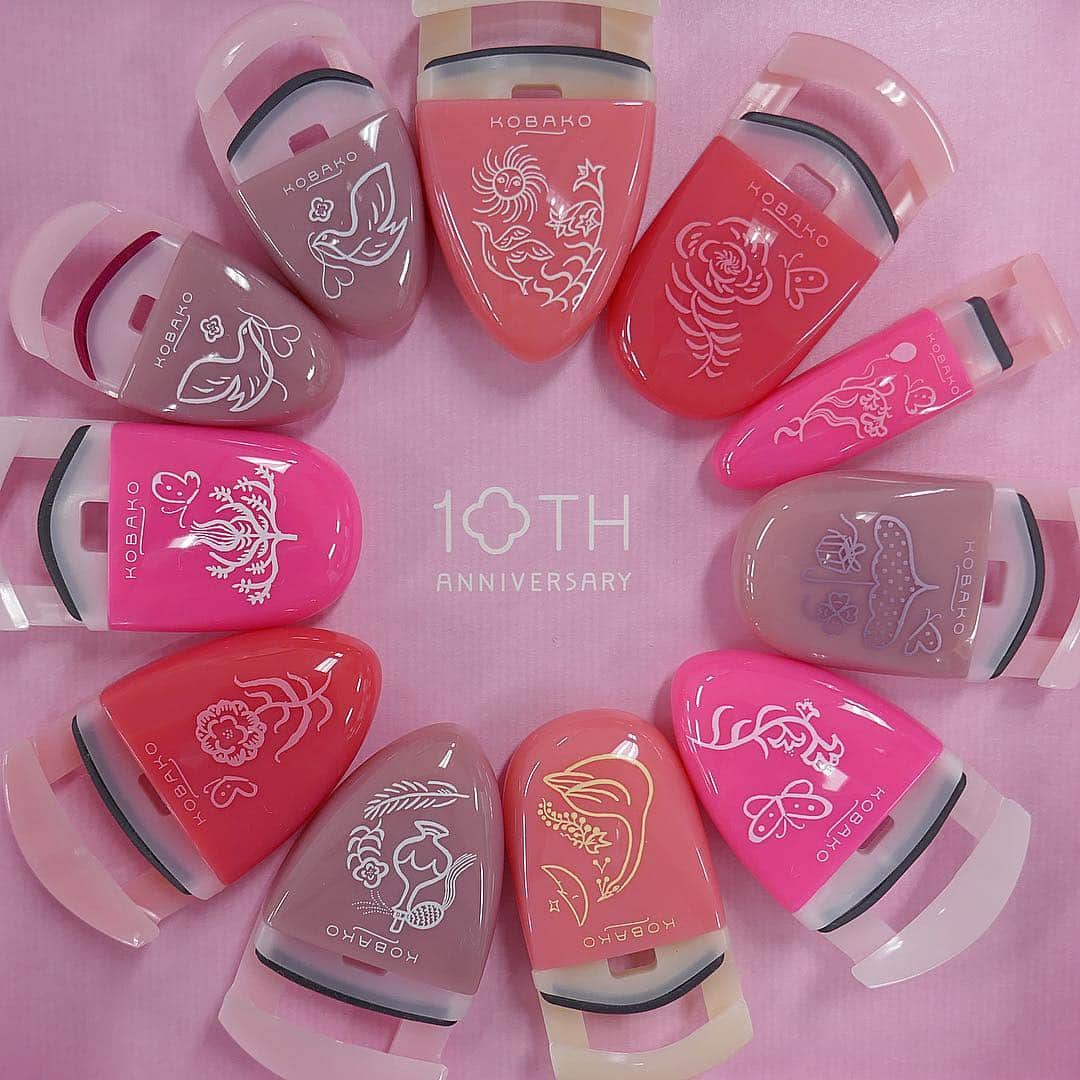 美的 Biteki's official Instagram! さんのインスタグラム写真 - (美的 Biteki's official Instagram! Instagram)「ブランドデビュー10周年を迎えたビューティツールブランド「KOBAKO」。 そのアニバーサリーイヤーを記念し、ときめくピンクのビューティツールが揃う“A Series of Pink（シリーズ・オブ・ピンク）”が登場します！ その第1弾として発売されるのが、KOBAKOのファーストアイテムでもある「アイラッシュカーラー」。 ラインアップは、 ◆まつ毛全体を扇状に自然にカールアップする[レギュラー（4色 各￥1,400）] ◆中央部分のカールを強調できる[センターカール（4色 各￥1,400）] ◆左右の目尻のまつ毛を引き上げる2個セットの[サイドカール（1種 ￥2,200）] ◆メイク直しや部分使いにおすすめの[ミニ（1色　￥1,200）］ の4種類！ それぞれにイラストレーター平澤まりこさんによるおしゃれなイラストが描かれています。 レギュラーとセンターカールは、4つのピンクカラーが揃っているので、ぜひ「理想の仕上がり×好みのパッケージ」で、自分にぴったりのものを見つけてみて！ 4月24日より数量限定発売スタート！ その他、4月10日に全面リニューアルを果たしたネイルケアライン「KOBAKO nails」も必見です◎（すべて税抜）  #KOBAKO#コバコ#ビューティーツール#アイメイク#メイク#メイクツール#アイラッシュカーラー#デカ目#ピンク#pink#平澤まりこ#bitekicom」4月13日 21時37分 - bitekicom