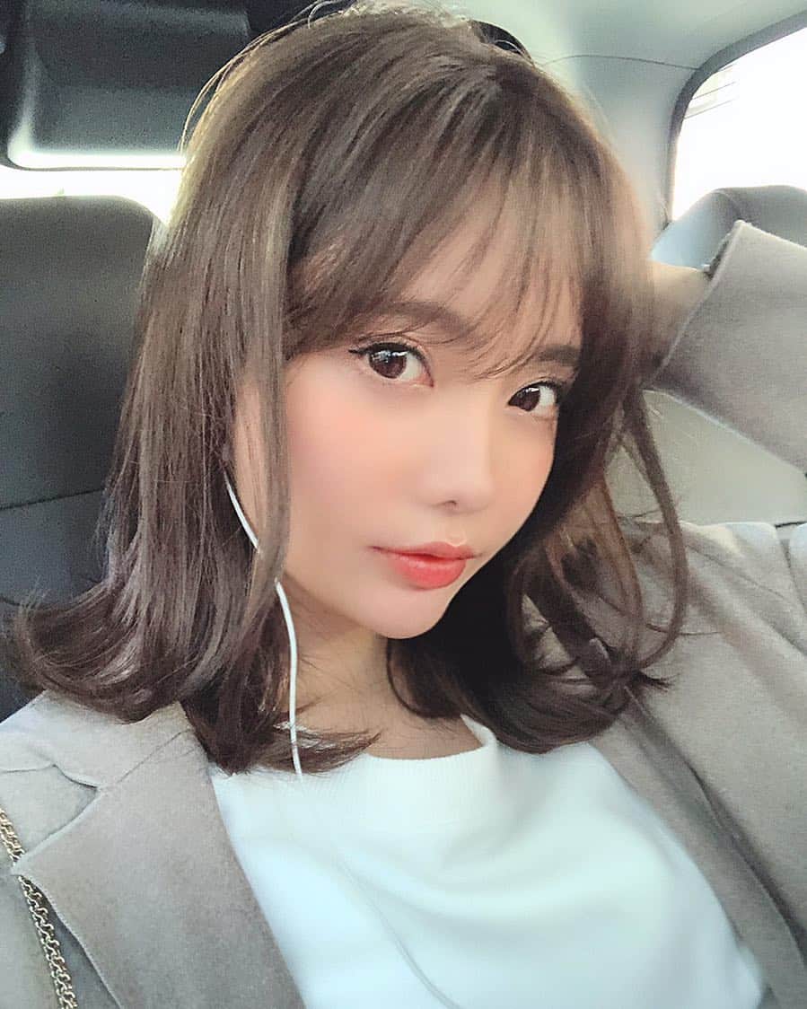 Aoiさんのインスタグラム写真 - (AoiInstagram)「髪色チェンジ🌸 暗めの色なんだけど 光にあたった時の透明感ある発色が 綺麗すぎて感動🥺  #ヘアカラー#春カラー#selfie」4月13日 21時47分 - aoioa