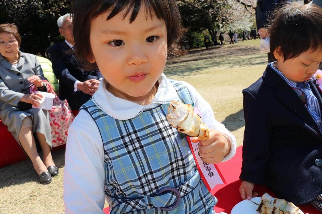 歩りえこさんのインスタグラム写真 - (歩りえこInstagram)「元気いっぱいな子供たち♪ ﻿ #桜を見る会﻿ #内閣総理大臣﻿ #新宿御苑﻿ #花見﻿ #平成最後」4月13日 21時40分 - riekoayumi