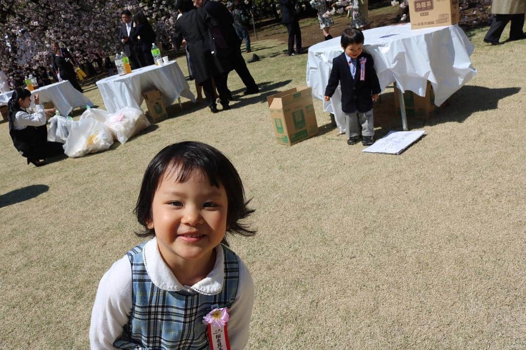 歩りえこさんのインスタグラム写真 - (歩りえこInstagram)「元気いっぱいな子供たち♪ ﻿ #桜を見る会﻿ #内閣総理大臣﻿ #新宿御苑﻿ #花見﻿ #平成最後」4月13日 21時40分 - riekoayumi