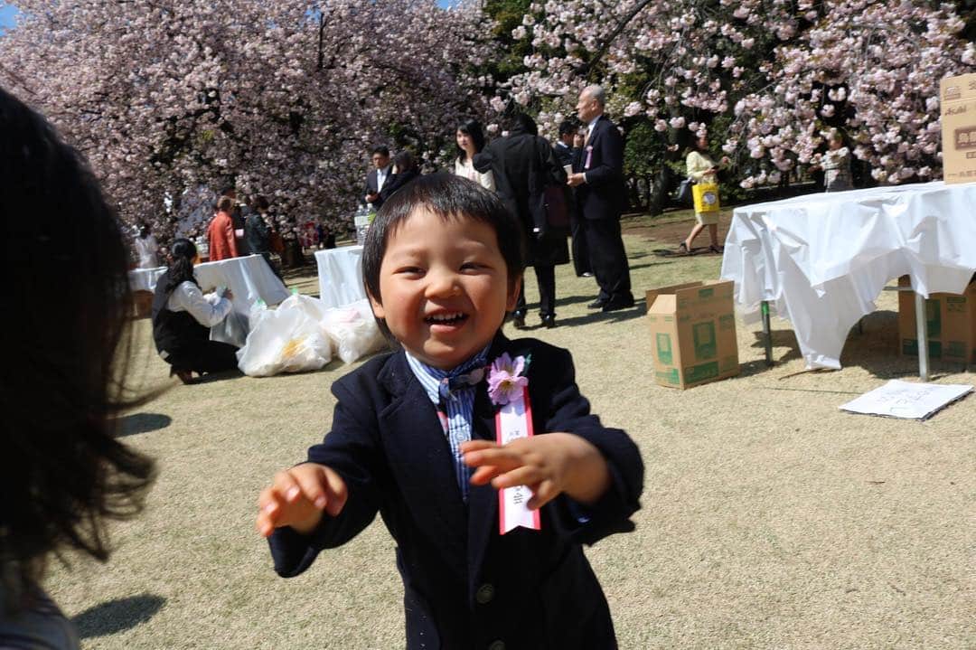 歩りえこさんのインスタグラム写真 - (歩りえこInstagram)「元気いっぱいな子供たち♪ ﻿ #桜を見る会﻿ #内閣総理大臣﻿ #新宿御苑﻿ #花見﻿ #平成最後」4月13日 21時40分 - riekoayumi