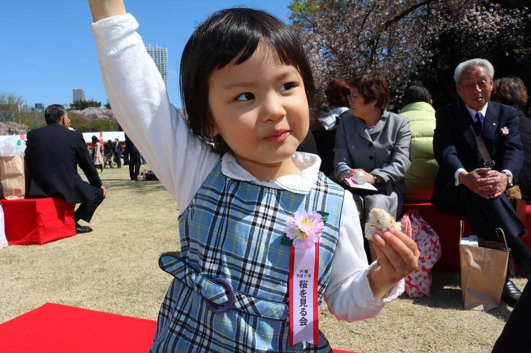 歩りえこさんのインスタグラム写真 - (歩りえこInstagram)「元気いっぱいな子供たち♪ ﻿ #桜を見る会﻿ #内閣総理大臣﻿ #新宿御苑﻿ #花見﻿ #平成最後」4月13日 21時40分 - riekoayumi