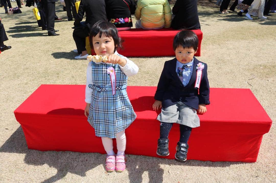 歩りえこさんのインスタグラム写真 - (歩りえこInstagram)「元気いっぱいな子供たち♪ ﻿ #桜を見る会﻿ #内閣総理大臣﻿ #新宿御苑﻿ #花見﻿ #平成最後」4月13日 21時40分 - riekoayumi