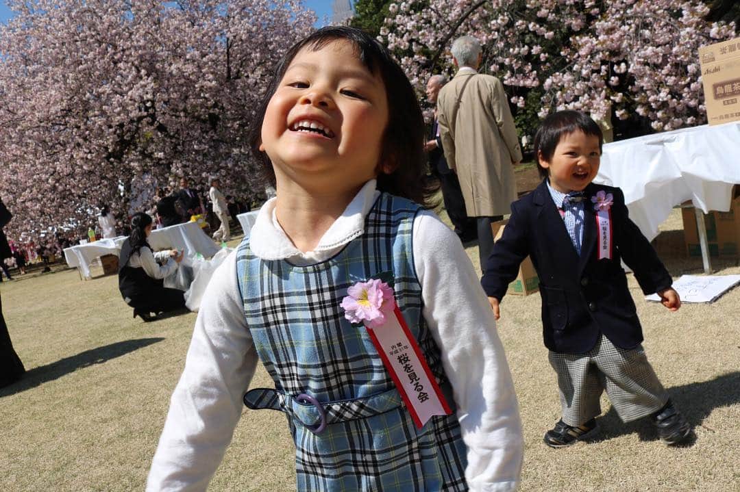 歩りえこさんのインスタグラム写真 - (歩りえこInstagram)「元気いっぱいな子供たち♪ ﻿ #桜を見る会﻿ #内閣総理大臣﻿ #新宿御苑﻿ #花見﻿ #平成最後」4月13日 21時40分 - riekoayumi