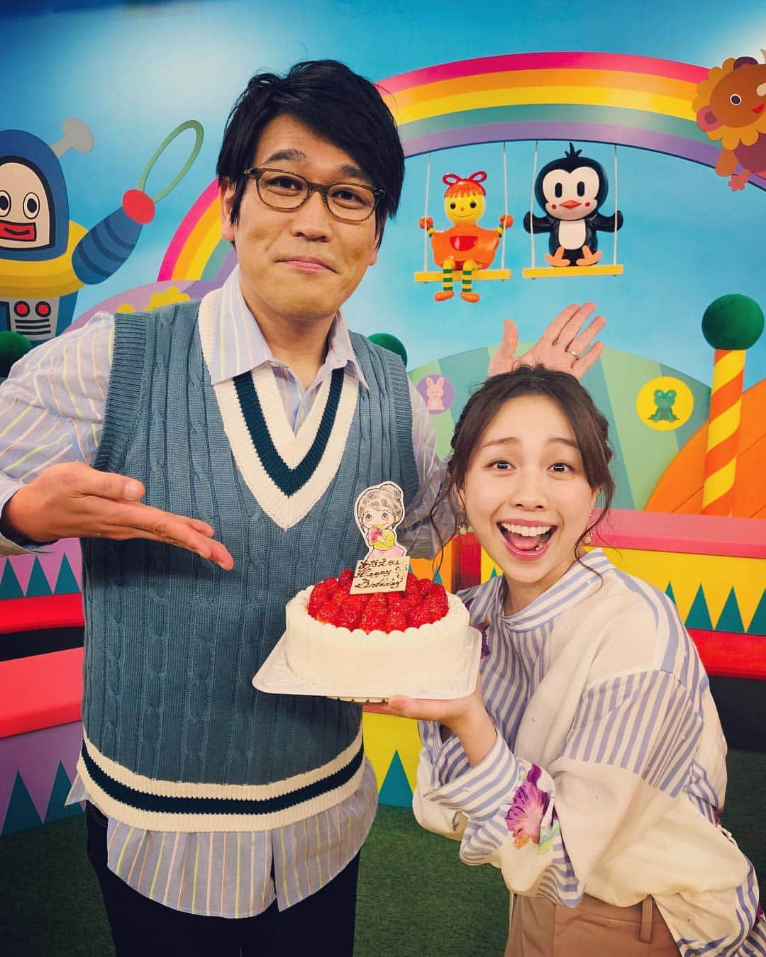 鈴木あきえさんのインスタグラム写真 - (鈴木あきえInstagram)「NHK Eテレ #すくすく子育て 観てくださった方々 ありがとうございます☺︎ 今回のテーマは 『遺伝と環境』について👦🏻👧🏻👶🏻 DNAってほんと不思議で面白い💕  毎回毎回、勉強になることだらけです☺︎❣️📝 見逃してしまった方は 来週の土曜日12:00にぜひ💗  #写真は先日お祝いしていただいたときの #ありがとうございます😊 #そして先日NHKでみつけたすくすくのポスター #毎週土曜日よろしくお願いします #全国のパパママ #ホームページのアンケートに答えてスタジオにも遊びに来てね💗」4月13日 21時41分 - akiesuzuki0312