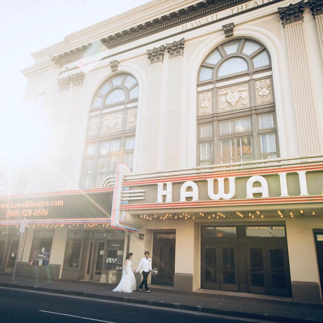 oversea_weddingさんのインスタグラム写真 - (oversea_weddingInstagram)「ハワイウェディングに自由を。 ・ 西陽に輝くHawaii Theatre ・ お二人専用の移動式ブライズルーム「LOVE TRUCK」があれば、どこででもウェディングができちゃう 「モバイルウェディング」スタイル！ オアフ島全土がお二人のWEDDING VENUEに。 ONLY ONEのハワイウエディングを実現します。 ・ #ハワイウェディング #前撮り #ウェディングフォト #後撮り #サンセット #ウェディングドレス #hawaiiwedding #花嫁ヘア #フォトウェディング #卒花 #プレ花嫁 #卒花嫁 #日本中のプレ花嫁さんと繋がりたい #邸宅ウェディング #ハワイ結婚式 #宮古島旅行 #ハワイ旅行 #ビーチフォト #overseawedding #onelove #海外ウェディング #ハワイフォトツアー #ウェディングブーケ #ハワイヘアメイク #ワイキキビーチ #お色直し #入籍 #宮古ブルー #沖縄挙式 #lovetruck」4月13日 21時41分 - oversea_wedding