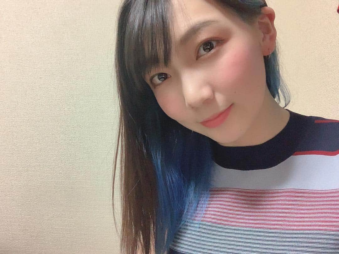 ゆきのしんのインスタグラム：「インナーカラーを青にしたよー💙 綺麗に入った☺️ #スマイルポンチ  #青担当  #ゆきのしん #インナーカラーブルー  #マニパニ  #ロカビリーブルー  #セルフ」