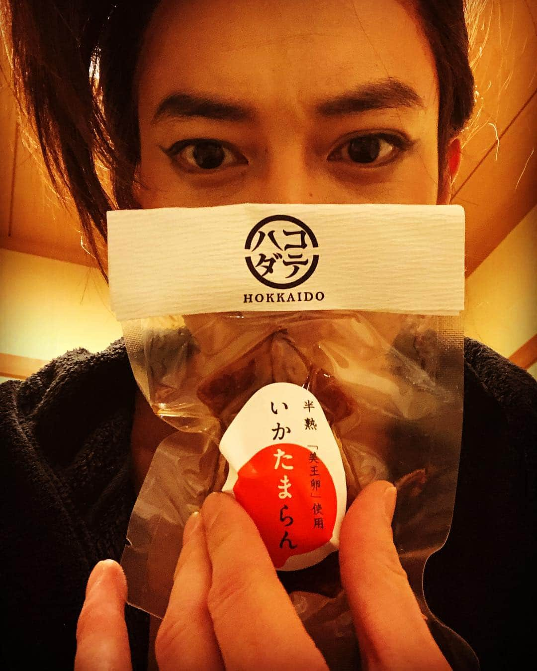 グァンス さんのインスタグラム写真 - (グァンス Instagram)「#明治座 #舞台 #ふたり阿国 14日目！今日の昼も夜も沢山来てくれて、ありがとう！来れなかった #MILKY 応援、サンキュー！来ていただいた、全ての観客の皆さん、ありがとうございました！全ての演者の皆さん、スタッフの皆さん、@meijiza_theater @meijiza_okuni 関係者の皆さん、お疲れ様でした！噂の大人気のいかたまらん、ゲット！どんな味だろうー いただきます。^_^ ミルキー もう一度、ありがとうね！」4月13日 21時50分 - kwangsamak