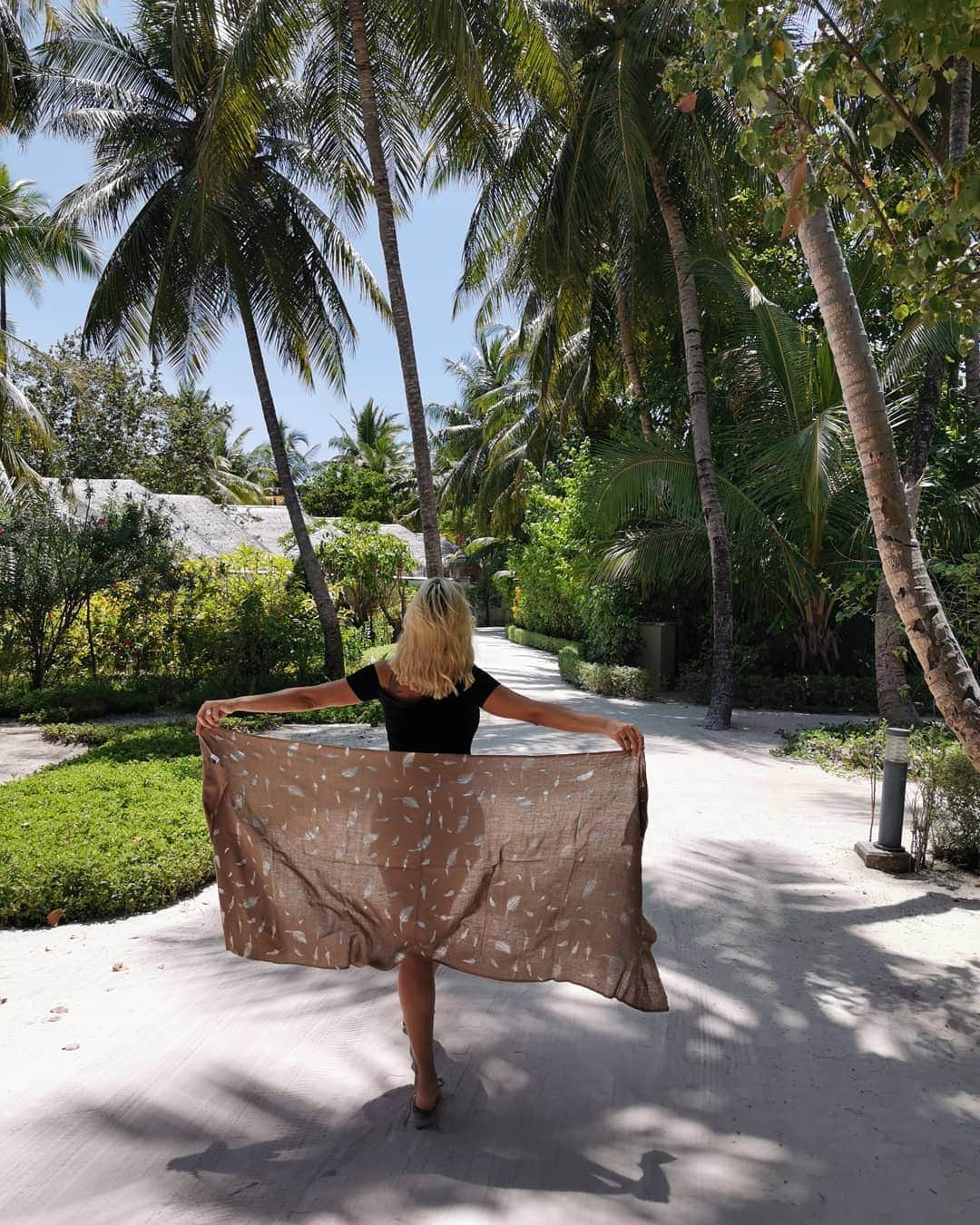 ジョエル・マーディニアンさんのインスタグラム写真 - (ジョエル・マーディニアンInstagram)「I love to feel light and free #love #free #freespirit #peace #tranquility #maldives #familyfitst @oumniabynivinemaktabi #silk #beauty @luxsouthari」4月13日 21時50分 - joellemardinian