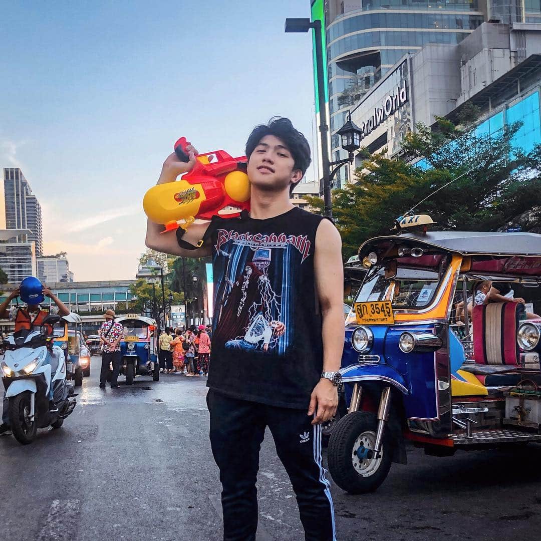 Ranz Kyleさんのインスタグラム写真 - (Ranz KyleInstagram)「Back here at thailand 🇹🇭 for Songkran water festival! 💦 See ya’ll around and les have a water gun fight haha!🤪💯🕺🏻#songkran」4月13日 21時54分 - ranzkyle