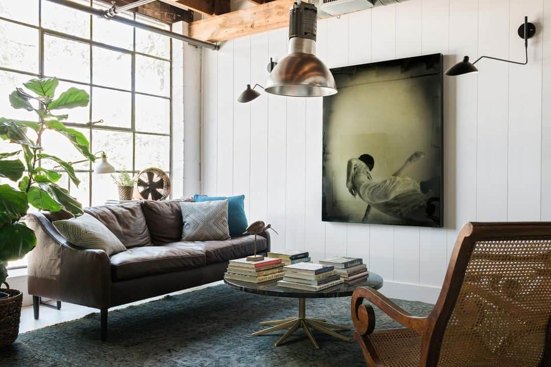 HGTVさんのインスタグラム写真 - (HGTVInstagram)「A little industrial, a little vintage. Tour this light and airy #Atlanta loft that incorporates design features for every style. Design by @bpatrickflynn. Link in our bio! . . . #loft #industrial #interiordesign #shiplap」4月13日 22時00分 - hgtv