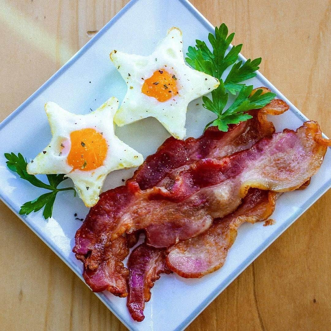 Flavorgod Seasoningsさんのインスタグラム写真 - (Flavorgod SeasoningsInstagram)「It’s a Stars and Stripes kind of morning☀️🍳🥓⁣ .⁣ Made with:⁣ 👉 #flavorgod Everything Seasoning⁣ -⁣ On Sale here ⬇️⁣ Click the link in the bio -> @flavorgod⁣ www.flavorgod.com⁣ .⁣ By @fairygutmother “I cooked up some farm fresh eggies in star ramekins greased with @omgheebutter and baked at 400*F for 15-20 min then seasoned with a little @flavorgod Everything!”」4月13日 22時00分 - flavorgod