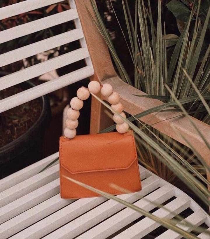 トップショップさんのインスタグラム写真 - (トップショップInstagram)「Our Miesha ball handle bag. Goes well with palm leaves and garden parties 🌴 📷 @beansawayy Shop via the 🔗 in bio.」4月13日 22時00分 - topshop