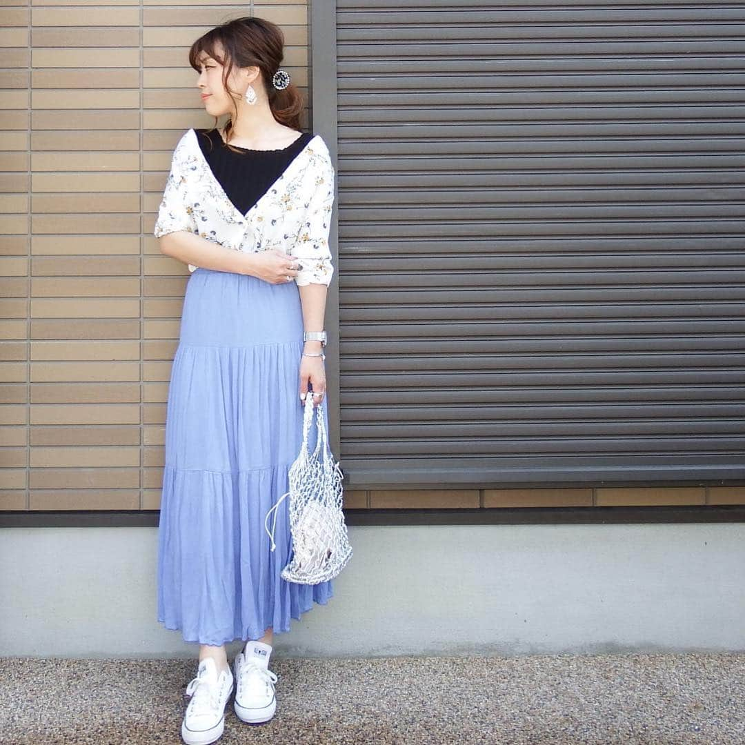 miho.a.nicoさんのインスタグラム写真 - (miho.a.nicoInstagram)「コーデの記録😊 ・ 『fifth』 @fifth_store の  #vネックフラワーブラウス 着回しコーデ🎵 ブラウスとして1枚で着ても可愛いですが、羽織りとして着ても可愛い💕 インナーには#フィットニット5分袖スクエアネック を着ています🎵 程良くフィットして着心地が良いです😊✨ 40%オフクーポンが出ていました❣️ ・ ・ tops#フィフス#fifthTL #fifth @fifth_store ・ ・ ・ 左から→ shoes# @converse_jp pierce# @17.plus_a  watch# @klon_klon_klon  bracelet#goldy @goldy_jp ・ ・  tops# @iena_jp  shoes# @senseofplace_ur  bag# @zucca_official ・ ・ cardigan# @210nouve  bag# @lowellthings  shoes# @zara ・ ・ #cordinate #outfit#instafashion #プチプラコーデ#コーデ#コーディネート#今日のコーデ #ファッション#オトナカジュアル #ootd#フィフス#春コーデ#花柄#ブラウス#ニット」4月13日 22時04分 - miho.a.nico