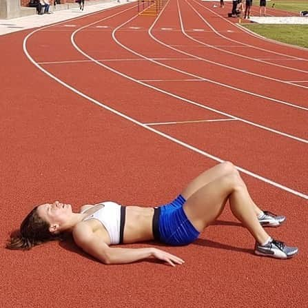 ゾーイ・クラークさんのインスタグラム写真 - (ゾーイ・クラークInstagram)「Another training week in the bag ✅  This has been me after every track session. Thank goodness it’s my rest day tomorrow! Time to recover so I can do it all again next week . . #warmweathertraining #wwt #athlete #athletics #trackandfield #400m #deathbylactic #running #girlswhorun #lisbon #portugal #bringontheweekend」4月13日 22時09分 - zoey.f.clark