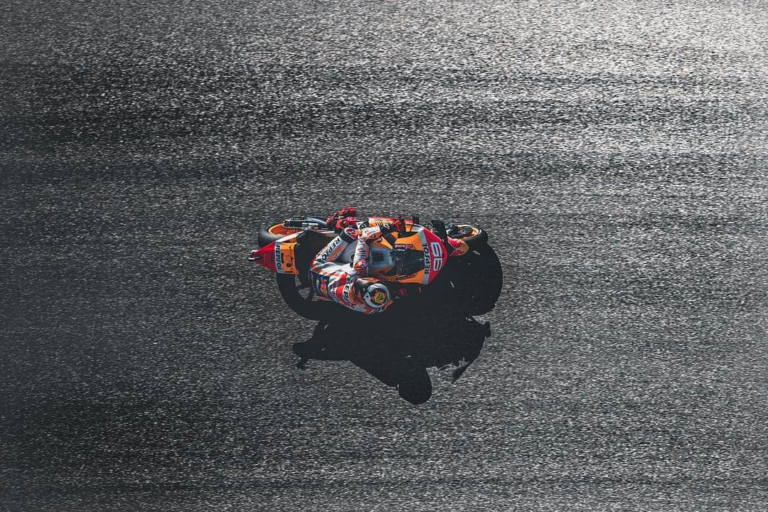レプソル・ホンダのインスタグラム：「🦅 From Above ⠀⠀⠀⠀⠀⠀⠀⠀⠀ #AmericasGP #25RepsolHonda #Repsol #MotoGP #Honda #Racing #RepsolHonda #HRC #RC213V #MM93 #JL99 #MarcMarquez #JorgeLorenzo #ThePowerOfDreams #Motorcycle #America #Practice 🇺🇸 #MM93🐜 #JL99😈」