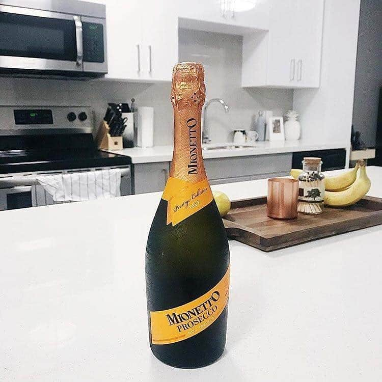 Mionetto Prosecco Montenegroさんのインスタグラム写真 - (Mionetto Prosecco MontenegroInstagram)「Veče kod kuće upravo postaje interesantno. 😋🥂 #mionettoprosecco #montenegro #mionettoME #lifestyle #mionetto #mymionetto #madeinitaly #prosecco #proseccotime #italy #sparklingwine #wine」4月13日 22時10分 - mionettome