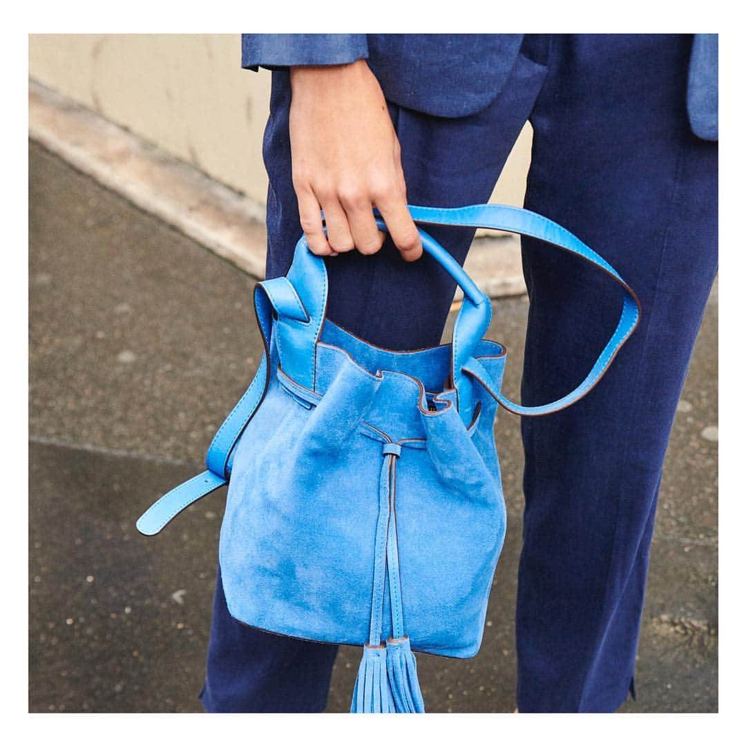 ジェラールダレルさんのインスタグラム写真 - (ジェラールダレルInstagram)「La vie en bleu 🥶🧞‍♂️🦋- Blue is the new black -Mini Saxo Bleu #gerarddarel #ss19collection #bluebag」4月13日 22時13分 - gerarddarel