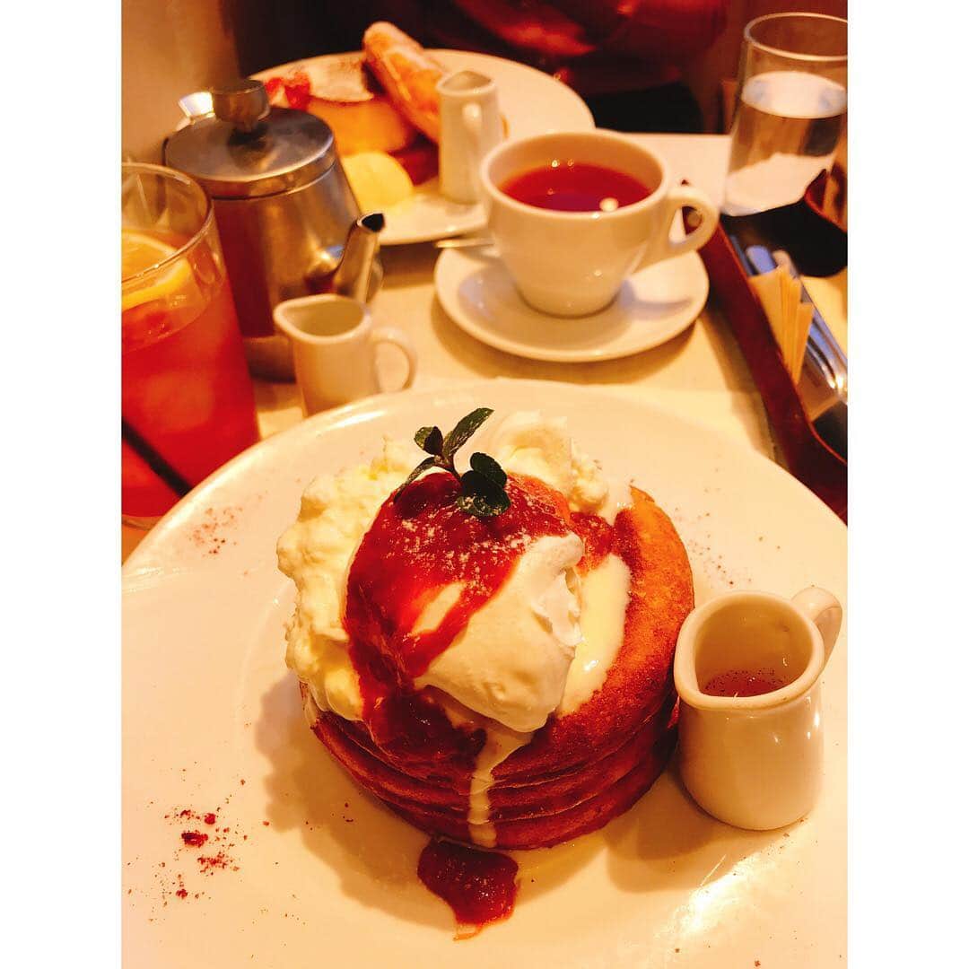 西村志野さんのインスタグラム写真 - (西村志野Instagram)「＊ テレビ埼玉の荒木アナと定例会♡ 荒木ちゃんとの時間は いつもあっという間😊 ＊ 香川の特産品を売っているお店に寄ったら うどんや骨付鳥のほかにも 懐かしいものがたくさん😍 2人で盛り上がりました(*^_^*)✨ ＊ またすぐ会えそうで嬉しいなあ❤️ ＊ #荒木優里 アナ #テレビ埼玉 #定例会  #瀬戸内海放送なかま #ksb #西村志野  #アナウンサー #pancake #cafe #🥞 #香川 #特産品  #1番懐かしかったのは #レアシュガースウィート  #うどん #骨付鳥 #おいり #荒木アナインスタ始めました😊」4月13日 22時16分 - shinonishimura_