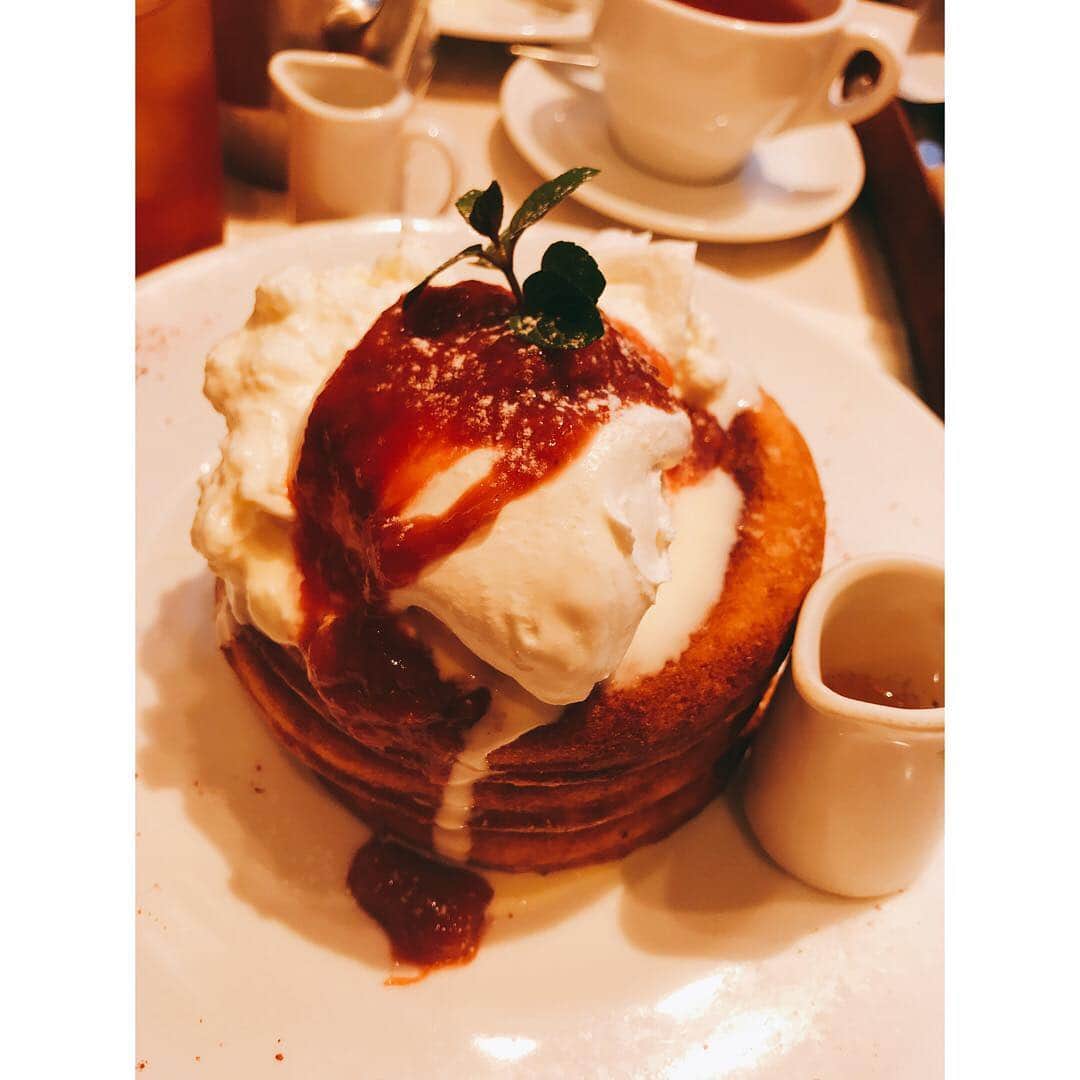 西村志野さんのインスタグラム写真 - (西村志野Instagram)「＊ テレビ埼玉の荒木アナと定例会♡ 荒木ちゃんとの時間は いつもあっという間😊 ＊ 香川の特産品を売っているお店に寄ったら うどんや骨付鳥のほかにも 懐かしいものがたくさん😍 2人で盛り上がりました(*^_^*)✨ ＊ またすぐ会えそうで嬉しいなあ❤️ ＊ #荒木優里 アナ #テレビ埼玉 #定例会  #瀬戸内海放送なかま #ksb #西村志野  #アナウンサー #pancake #cafe #🥞 #香川 #特産品  #1番懐かしかったのは #レアシュガースウィート  #うどん #骨付鳥 #おいり #荒木アナインスタ始めました😊」4月13日 22時16分 - shinonishimura_