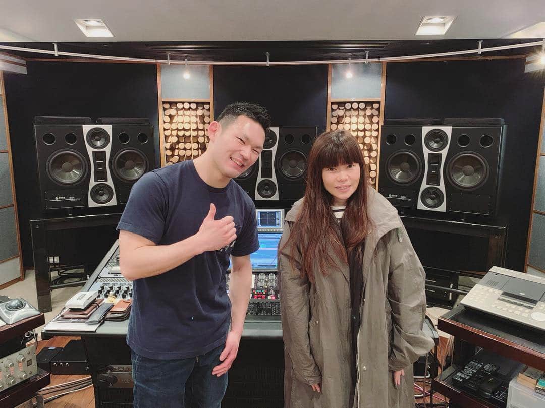 イズミカワソラのインスタグラム：「今日は、form にてマスタリング！ ・ ・ 初めまして、の山崎さんにやっていただきました！ ・ ・ 総額1000万！くらいのスピーカーに囲まれ至極のひととき♪ ・ ・ あー、ほんとに最高の音に埋もれました。 ・ ありがとうございました！！」