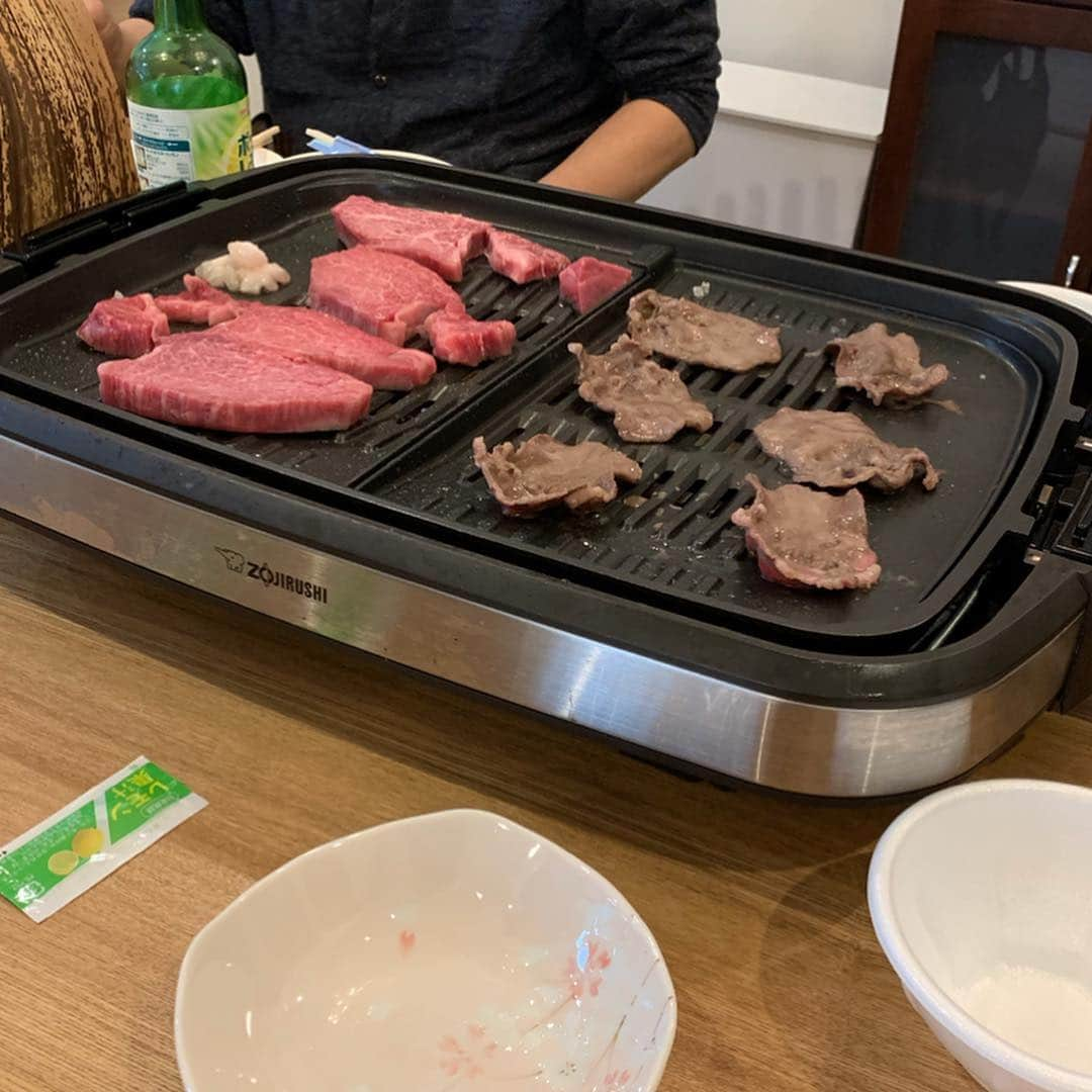 豆柴なつ&ふゆさんのインスタグラム写真 - (豆柴なつ&ふゆInstagram)「Foods party at my friend's house😋❤️❤️ 友達のお家で焼肉パーティー😋❤️❤️ #焼肉 #満腹#美味しい #友達 #barbecue #パーティー #柴犬ライフ#pecoいぬ部 #shiba_snap #party #柴犬#shiba #shibainu #shibastagram #shibamania #pecoいぬ部 #豆柴 #shibainumag_feature #instafollow #仲良し #dogoftheday #かわいい#instashiba #thedailyshibainu #🐕📷 #theshibasociety  #柴#proudshibas #cutepets #柴犬マニア」4月13日 22時21分 - mameshiba.natsuinu56