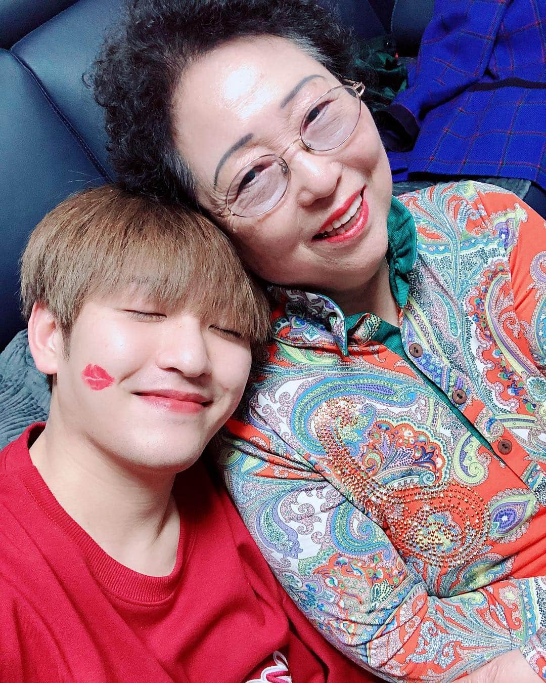 ヒョクジン のインスタグラム：「할무니 >_< 💋💋💋💋💋👀」
