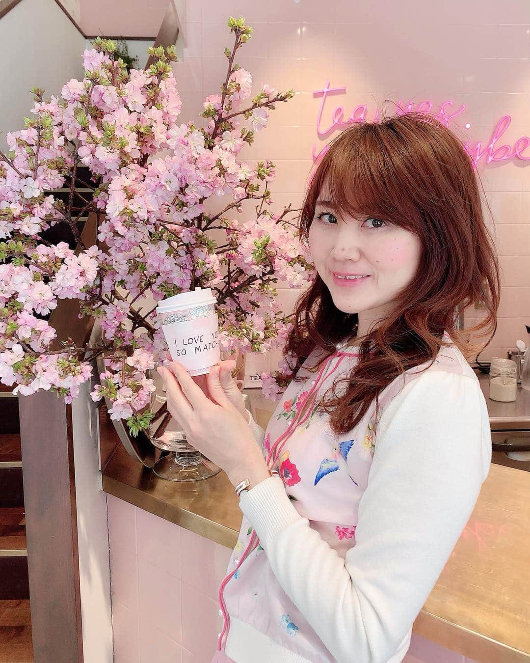 Miku Hirata 平田未来さんのインスタグラム写真 - (Miku Hirata 平田未来Instagram)「安定の美味しさ💓#alfredtearoom ☺️💓 今日は朝から移動続きで、4ヶ所くらい回ってました🥰 * 今月はついに、#幼稚園生活 がスタートして🏫まだ数日しか経っていないはずなのに、毎日濃くすぎていきます🌷🎓 * 週末はのんびりしよう〜♪と思っていましたが、結局かなりアクティブでした❣️ * #アルフレッドティールーム (@alfredjapan )では、#アルフレッドミルクティー を気持ち渋めにして頂きました✨ * テイクアウトにして、子供を遊ばせつつ、テラス席で少しの滞在😘 このあとは、いろんな電車にのりつつ、楽しいところに行きました✨🚆🚞 * 今月後半も乗り切りましょー！ * @alfredtea #アルフレッドティールーム青山本店 #alfredtearoomaoyama #表参道カフェ巡り #表参道スイーツ #紅茶専門店 #テイクアウトドリンク #可愛いスポット #さくらスポット #ミルクティー専門店 #chesty #チェスティ #チェスティコーデ #ママコーディネイト #デートコーディネート #男の子ママコーデ #3歳ママ #1歳ママ #兄弟ママ #幼稚園児ママ #いいね返し」4月13日 22時24分 - miku.hirata