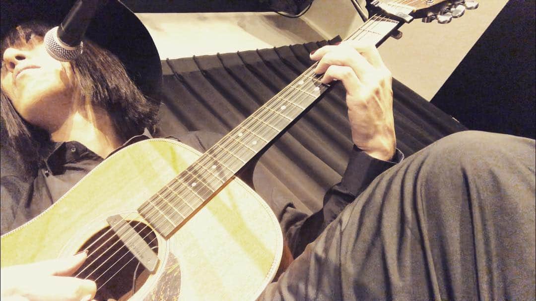 Kyrieのインスタグラム：「リウさんとアコースティックセッションでした。有難う。  こんな感じの映像が撮れているので、リウさんにアップして頂くのをお楽しみに。  明日は一人5days最終日、浜書房で谷さんと。 今回はピアノにMao君を迎えてのトリオ編成で！」