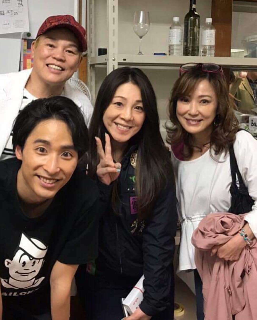 井上貴子さんのインスタグラム写真 - (井上貴子Instagram)「本日は主役のかんこさんに ご招待頂いたので 神取さんと一緒に銀座三越の劇場に行ってきたの^ ^  歌もダンスも殺陣も 軽快ユニークなセリフも クオリティ高くて あっと言う間に終わってしまった。  終わってから 楽屋へ行かせて頂き 偶然にもつちやかおりちゃんと お逢いできて！！ 先輩なので「ちゃん」は失礼かと思いきや… ちっちゃくて可憐で 永遠に可愛いアイドルなので つちやかおりちゃんと呼んでしまっている^ ^  つちやかおりちゃんの息子さんの 布川隼汰くんも出演しているの！ 鼻にかかった声が心地よくて さすがアイドルの血は濃い^ ^  大沢樹生さんも 相変わらずの男前で 自虐ネタをサラッと流し（笑） かなりのイケメンっぷりを 発揮しまくってたー！  めっちゃイイ舞台⭐️ 明日はゴルフコンペ。 今月は5回もゴルフできるー^ ^  Happyで^ ^  Happyで^ ^  #井上貴子  #LLPWX #女子プロレス #紅緒と柊音 #トイプードル #神取忍 #銀座三越劇場 #Famiglia！ #かんこ #大沢樹生 #つちやかおり #布川隼汰」4月13日 22時28分 - takaco_inoue