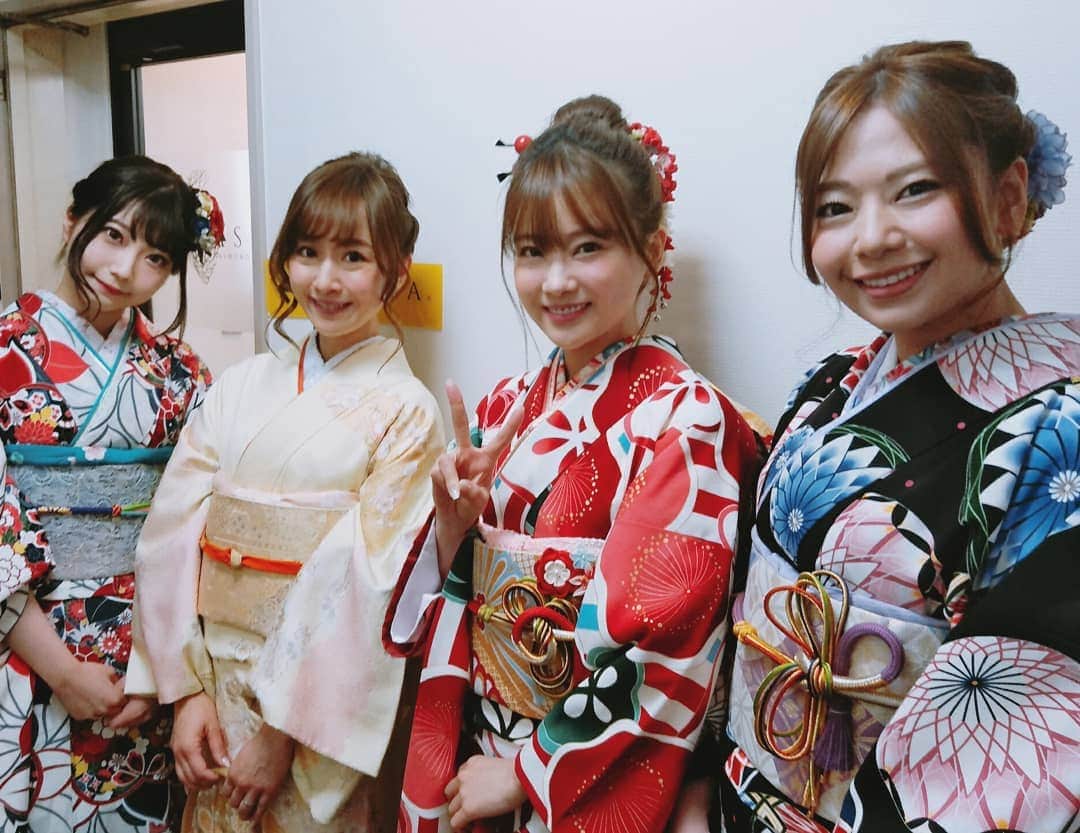 山川恵里佳さんのインスタグラム写真 - (山川恵里佳Instagram)「・ ・ 安倍総理と桜を見る会にご招待いただきました🌸❤🌸❤🌸同じ事務所のさっちゃん、きほちゃん、ローズちゃんと新宿VASARAで着付けとヘアセットしていただいたよ❤ お天気も良くて気持ちよかった🌸 ・ ・ ・ @vasara_shinjuku #vasara#着物#着付け#ヘアセット#新宿#新宿御苑#桜を見る会#sakura#山川恵里佳#_erikayamakawa_」4月13日 22時29分 - erika_3_official