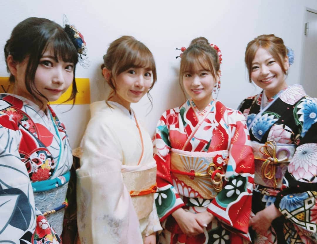山川恵里佳さんのインスタグラム写真 - (山川恵里佳Instagram)「・ ・ 安倍総理と桜を見る会にご招待いただきました🌸❤🌸❤🌸同じ事務所のさっちゃん、きほちゃん、ローズちゃんと新宿VASARAで着付けとヘアセットしていただいたよ❤ お天気も良くて気持ちよかった🌸 ・ ・ ・ @vasara_shinjuku #vasara#着物#着付け#ヘアセット#新宿#新宿御苑#桜を見る会#sakura#山川恵里佳#_erikayamakawa_」4月13日 22時29分 - erika_3_official
